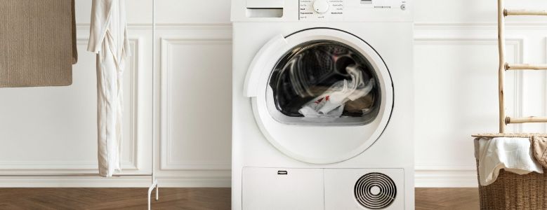 Máquina de lavar roupas em lavanderia residencial organizada.